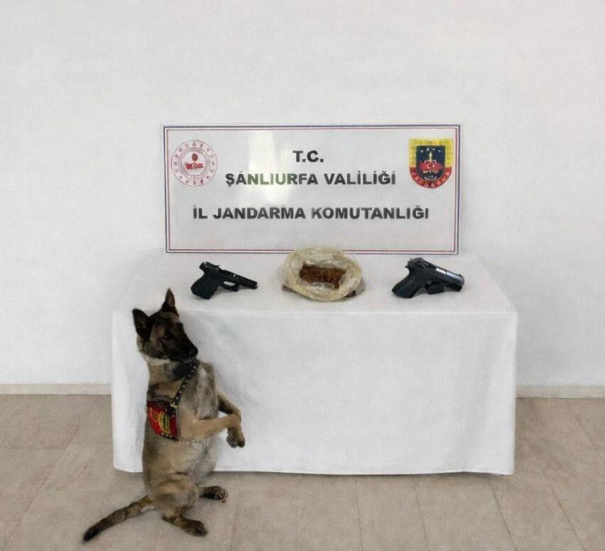 Şanlıurfa&rsquo;da Narkotik Operasyonu: Uyuşturucu ve Silah Ele Ge&ccedil;irildi