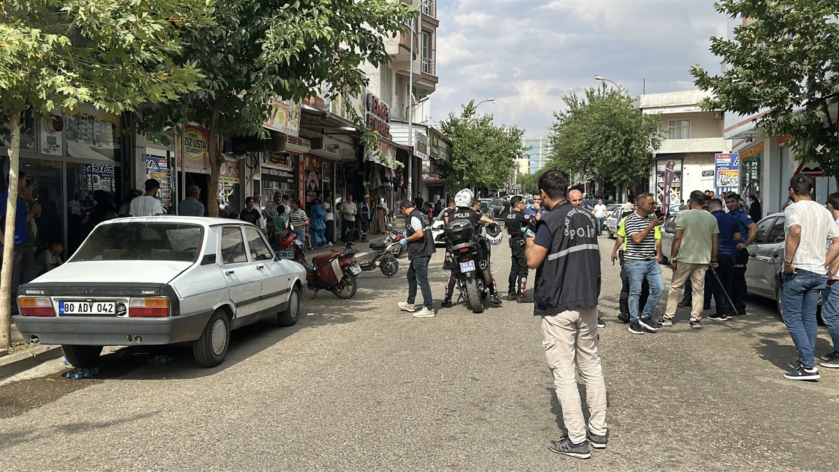 Silahlı ve bıçaklı kavgada 3 kişi yaralandı