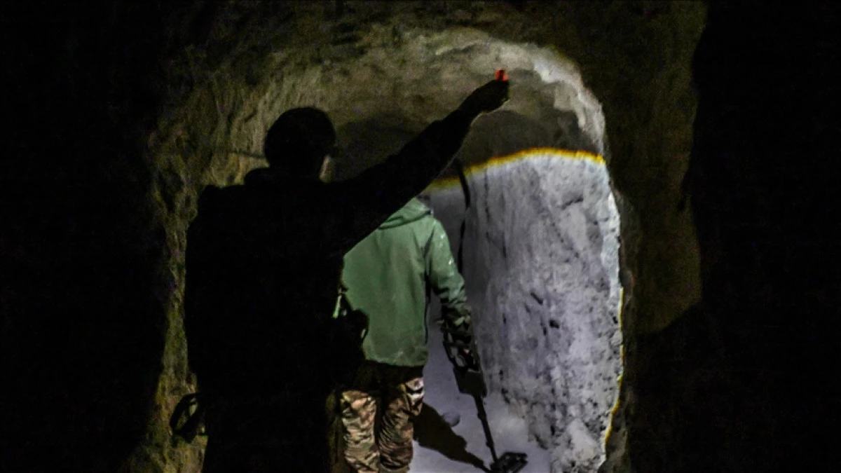 Ter&ouml;r &ouml;rg&uuml;t&uuml; YPG&rsquo;nin Fırat kıyısındaki beldeye kazdığı kilometrelerce t&uuml;nel ortaya &ccedil;ıktı