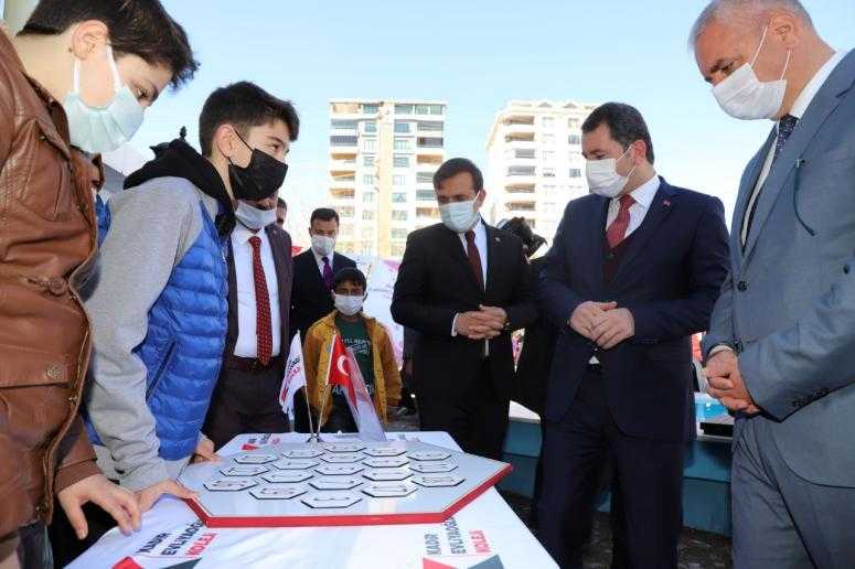 KARAKÖPRÜ’DE MATEMATİK ATÖLYESİNDE ÇOCUKLAR EĞLENEREK ÖĞRENİYOR
